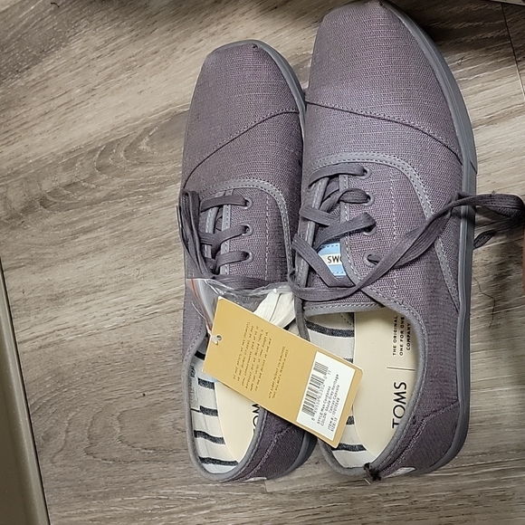 Mens Tom's " The Venice Collection" sneakers - Picture 3 of 4